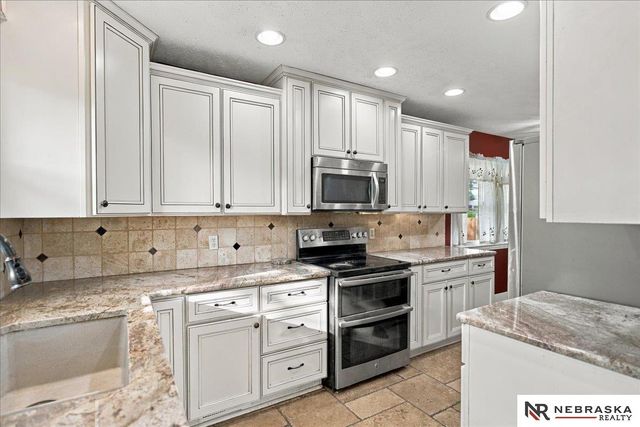 1009 S Madison Street, Papillion, NE 68046