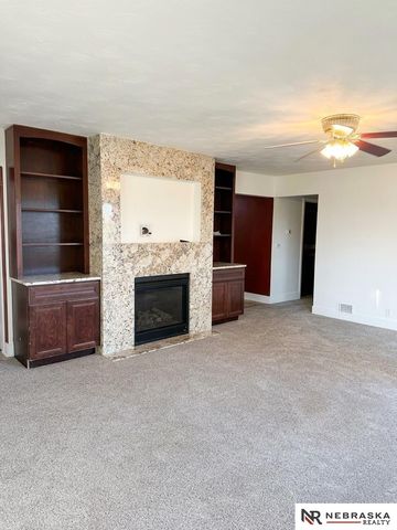 1009 S Madison Street, Papillion, NE 68046
