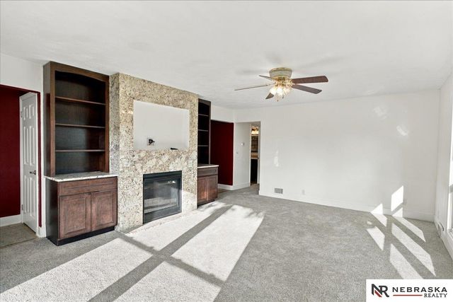 1009 S Madison Street, Papillion, NE 68046