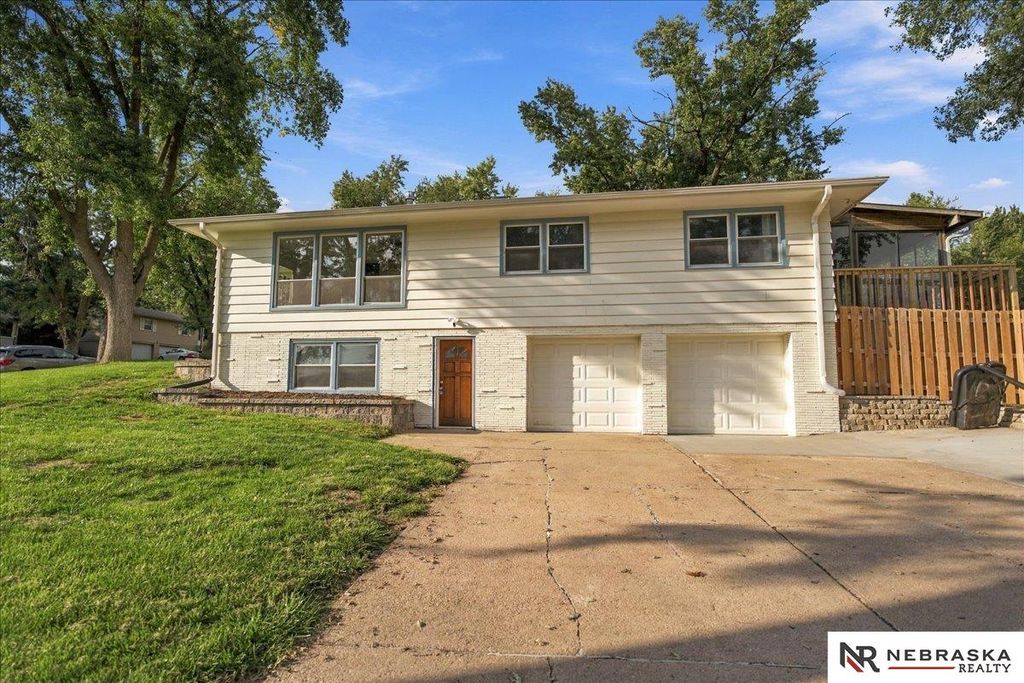 1009 S Madison Street, Papillion, NE 68046