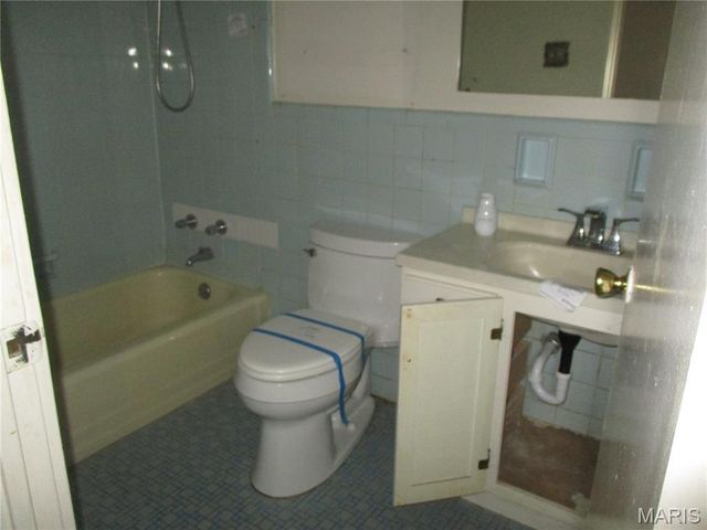 2410 Netherwood Drive, St Louis, MO 63136