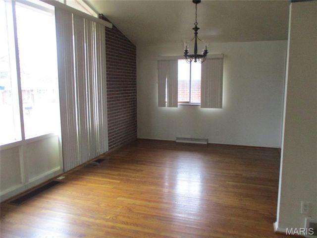 2410 Netherwood Drive, St Louis, MO 63136