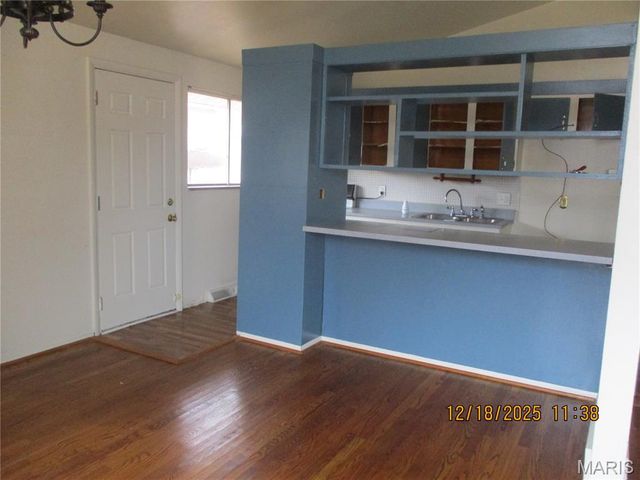 2410 Netherwood Drive, St Louis, MO 63136