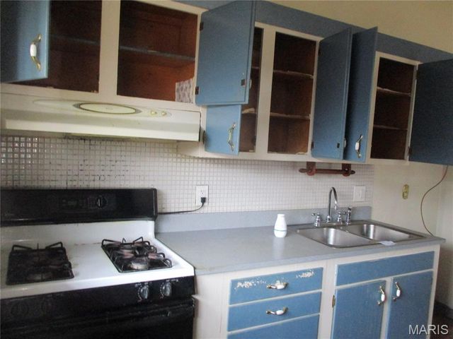 2410 Netherwood Drive, St Louis, MO 63136