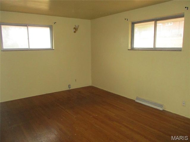 2410 Netherwood Drive, St Louis, MO 63136