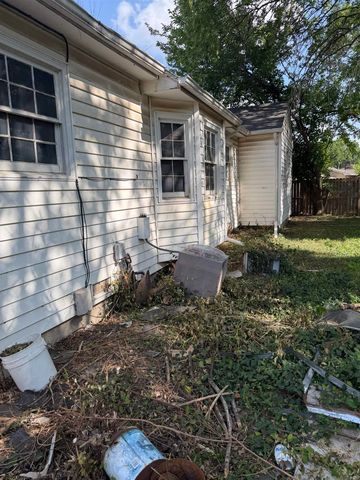1131 S Apache Dr, Wichita, KS 67207