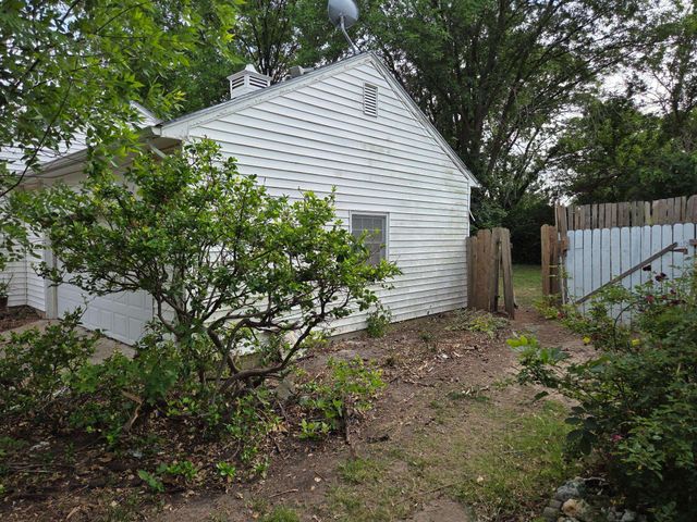 1131 S Apache Dr, Wichita, KS 67207