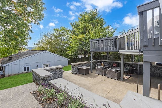 979 7th St, Beaver, PA 15009