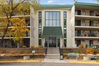 10501 Cedar Lake Road 206, Minnetonka, MN 55305