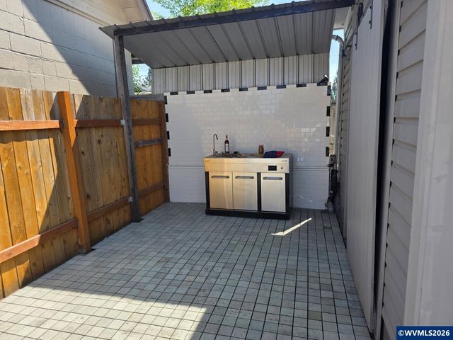 1626 1st Av E, Albany, OR 97321