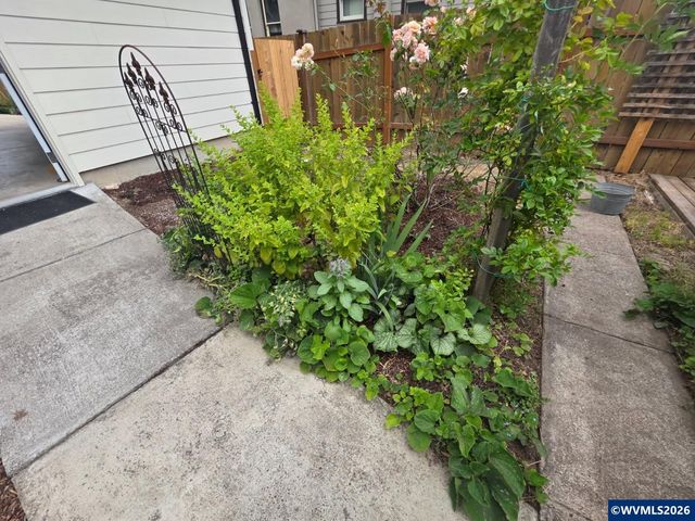 1626 1st Av E, Albany, OR 97321