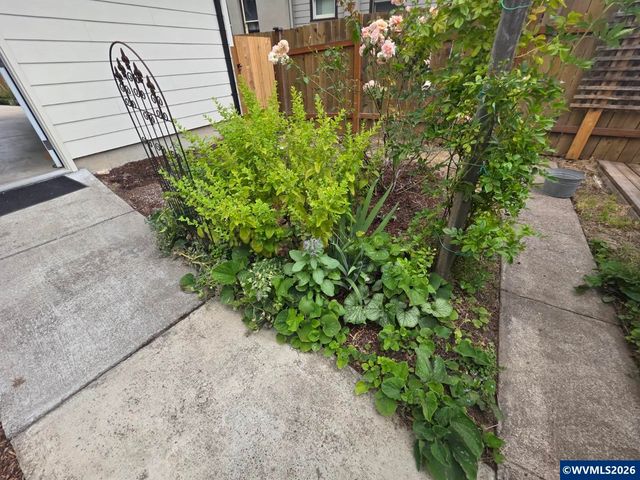 1626 1st Av E, Albany, OR 97321