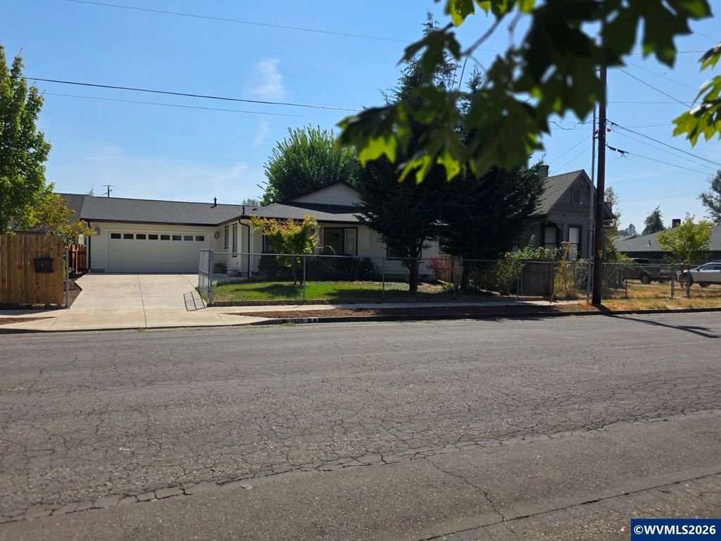 1626 1st Av E, Albany, OR 97321