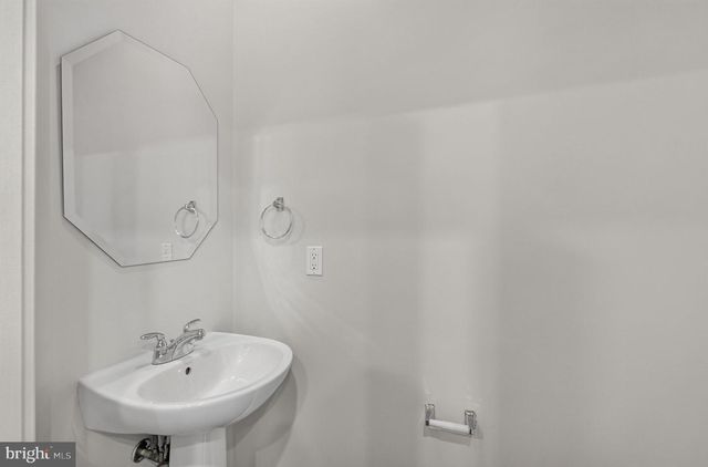 909 5TH ST SE, Washington, DC 20003