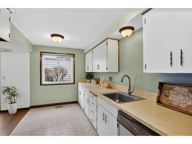 445 Ne VILLAGE SQUIRE Ave 4, Gresham, OR 97030