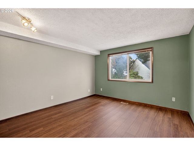 445 Ne VILLAGE SQUIRE Ave 4, Gresham, OR 97030