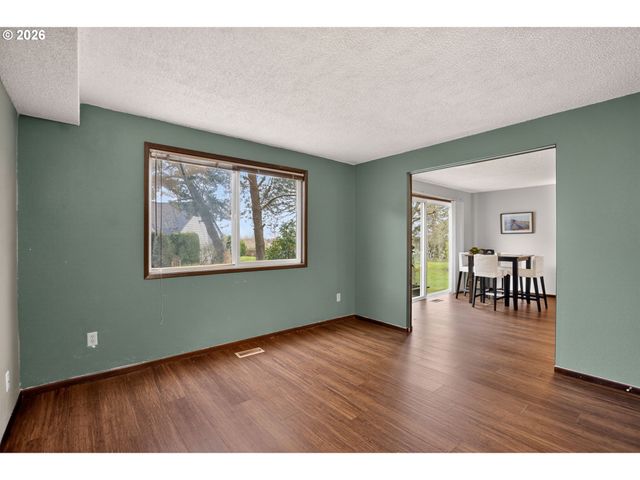 445 Ne VILLAGE SQUIRE Ave 4, Gresham, OR 97030