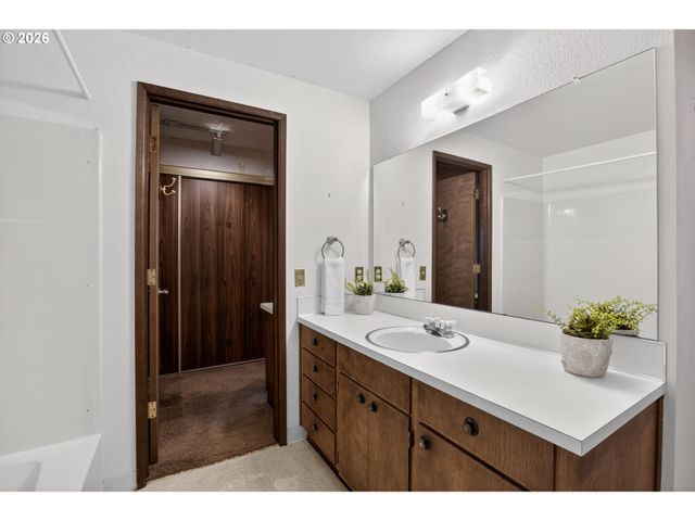 445 Ne VILLAGE SQUIRE Ave 4, Gresham, OR 97030