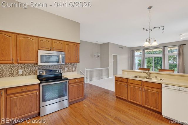 652 Woodside Drive, Milford, MI 48381