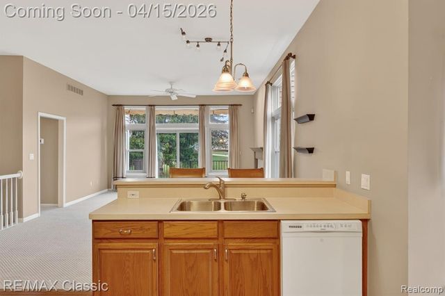 652 Woodside Drive, Milford, MI 48381