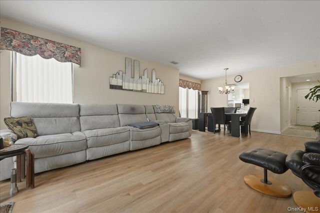 31 Stanford Court, Wantagh, NY 11793