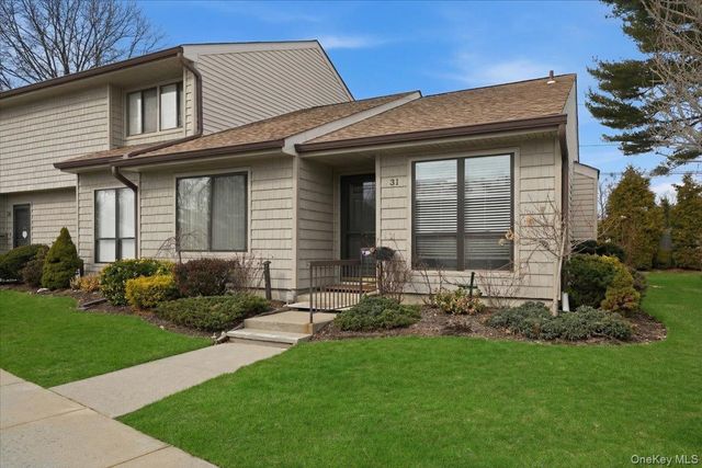 31 Stanford Court, Wantagh, NY 11793