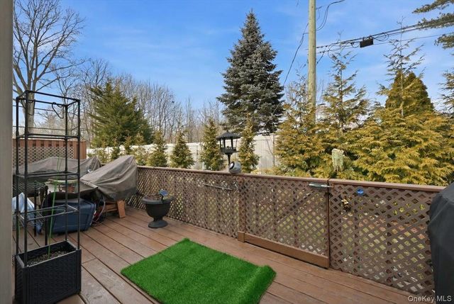 31 Stanford Court, Wantagh, NY 11793