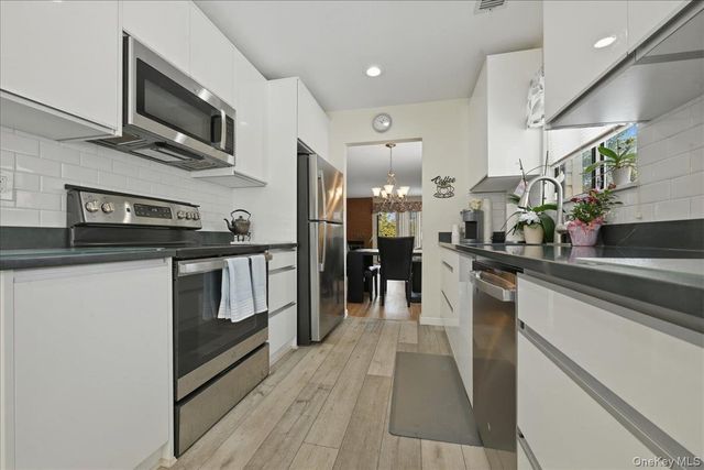 31 Stanford Court, Wantagh, NY 11793