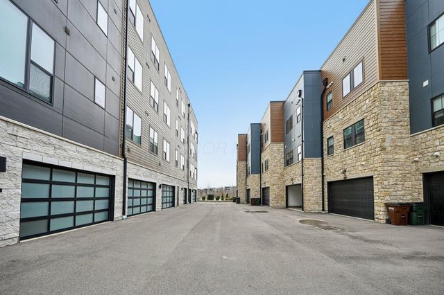 2290 Quarry Trails Drive, Columbus, OH 43228