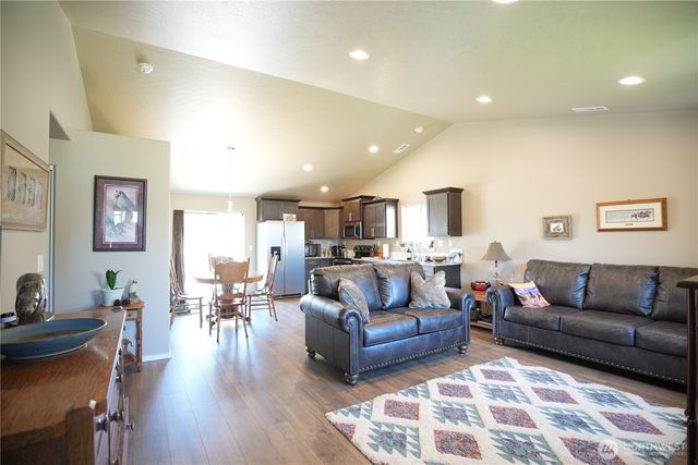 1028 W Sequoia Road, Moses Lake, WA 98837