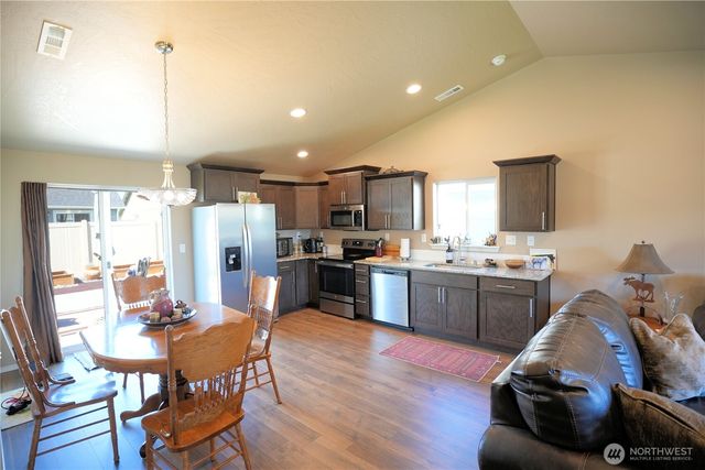 1028 W Sequoia Road, Moses Lake, WA 98837