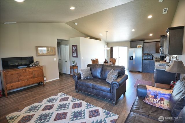 1028 W Sequoia Road, Moses Lake, WA 98837