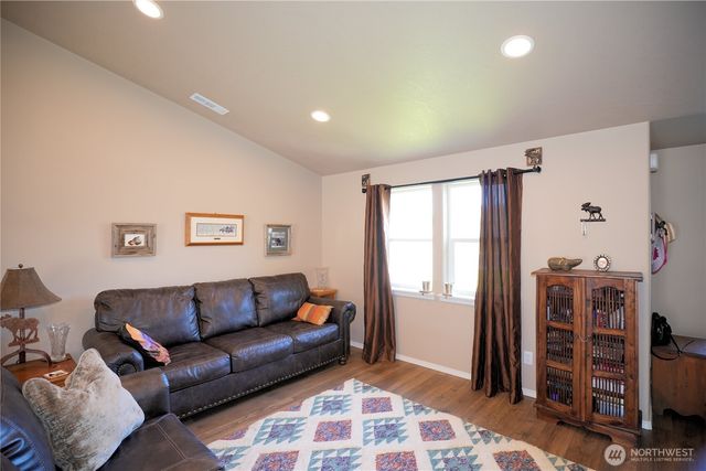 1028 W Sequoia Road, Moses Lake, WA 98837