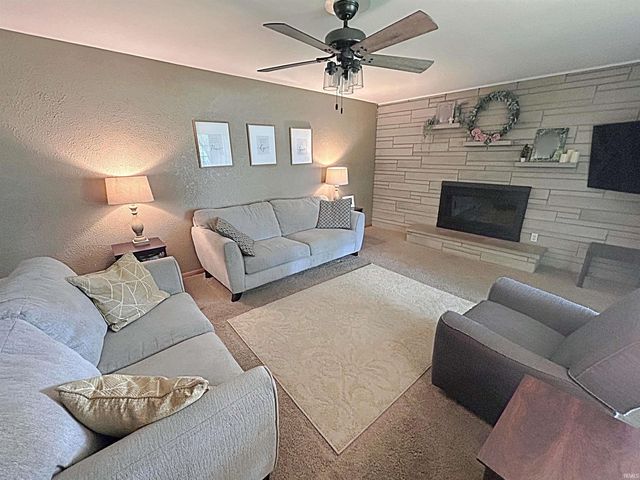 1125 W Broadway Street, Loogootee, IN 47553