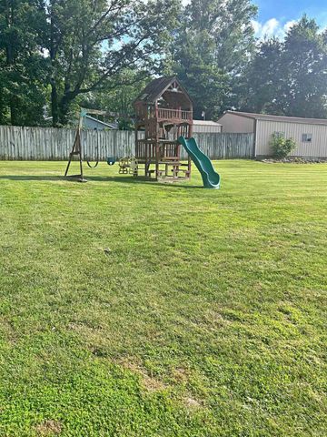 1125 W Broadway Street, Loogootee, IN 47553