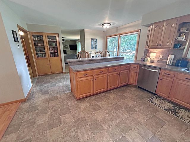 1125 W Broadway Street, Loogootee, IN 47553