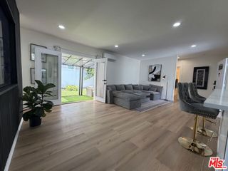11836 Laurelwood Drive, Studio City, CA 91604