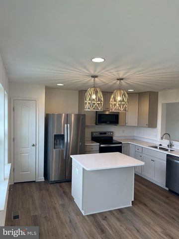 22 CLIFTON MNR, Falling Waters, WV 25419