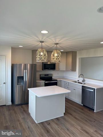 22 CLIFTON MNR, Falling Waters, WV 25419