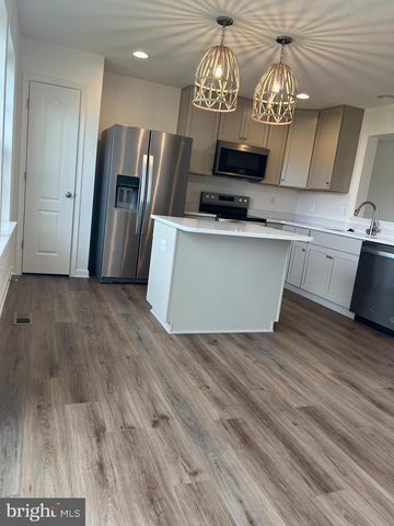 22 CLIFTON MNR, Falling Waters, WV 25419