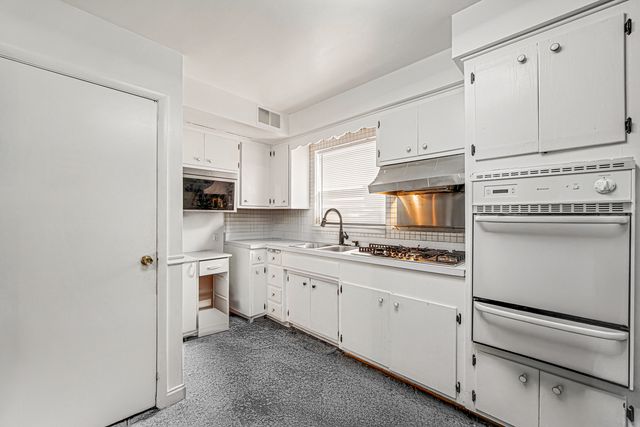 8713 S Washtenaw Avenue, Evergreen Park, IL 60805