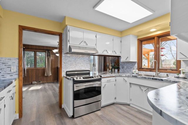 1913 N OUTAGAMIE STREET, Appleton, WI 54914