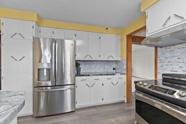 1913 N OUTAGAMIE STREET, Appleton, WI 54914