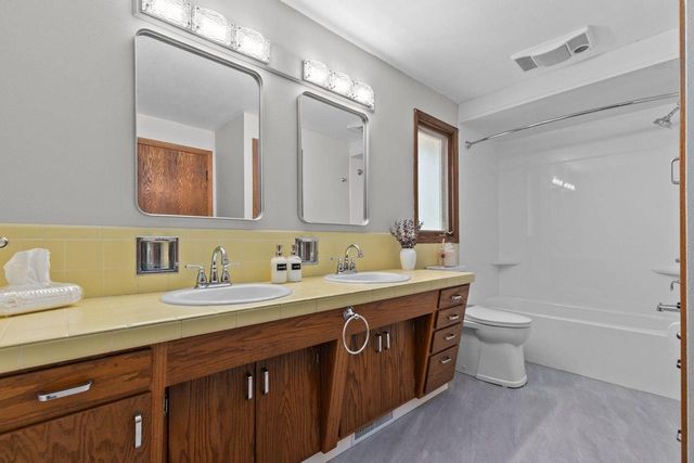 1913 N OUTAGAMIE STREET, Appleton, WI 54914