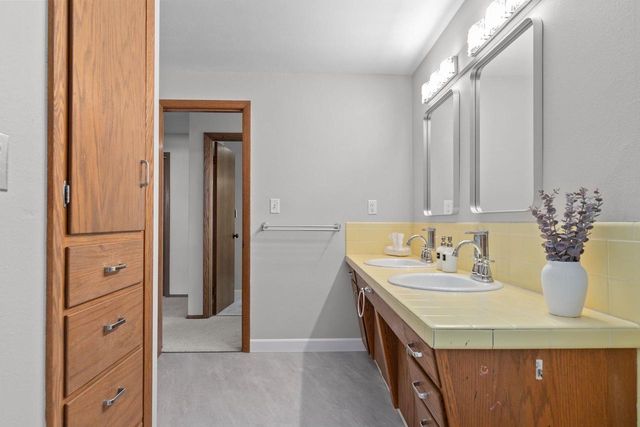 1913 N OUTAGAMIE STREET, Appleton, WI 54914