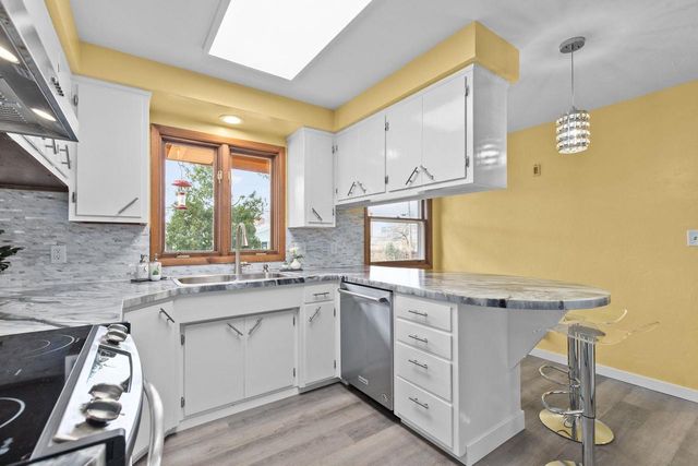 1913 N OUTAGAMIE STREET, Appleton, WI 54914