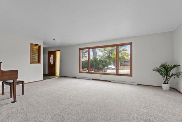 1913 N OUTAGAMIE STREET, Appleton, WI 54914