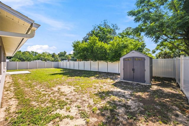 21 OAK COURT, Eustis, FL 32726