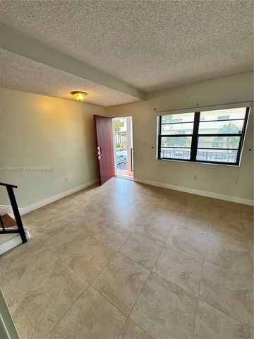 421 Swallow Dr 10, Miami Springs, FL 33166