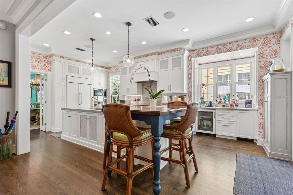 Image 11 of property listing at 2414 W COUNTRY CLUB AVENUE, Tampa, FL 33611